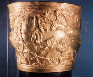Becher, der die Gefangennahme eines wilden Stiers darstellt, gefunden im königlichen Grab von Vaphio, Sparta, spätes Minoisch I, ca. 1500 v. Chr.